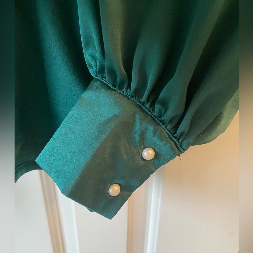 Green Satin Balloon Top. Size M - Picture 2 of 5